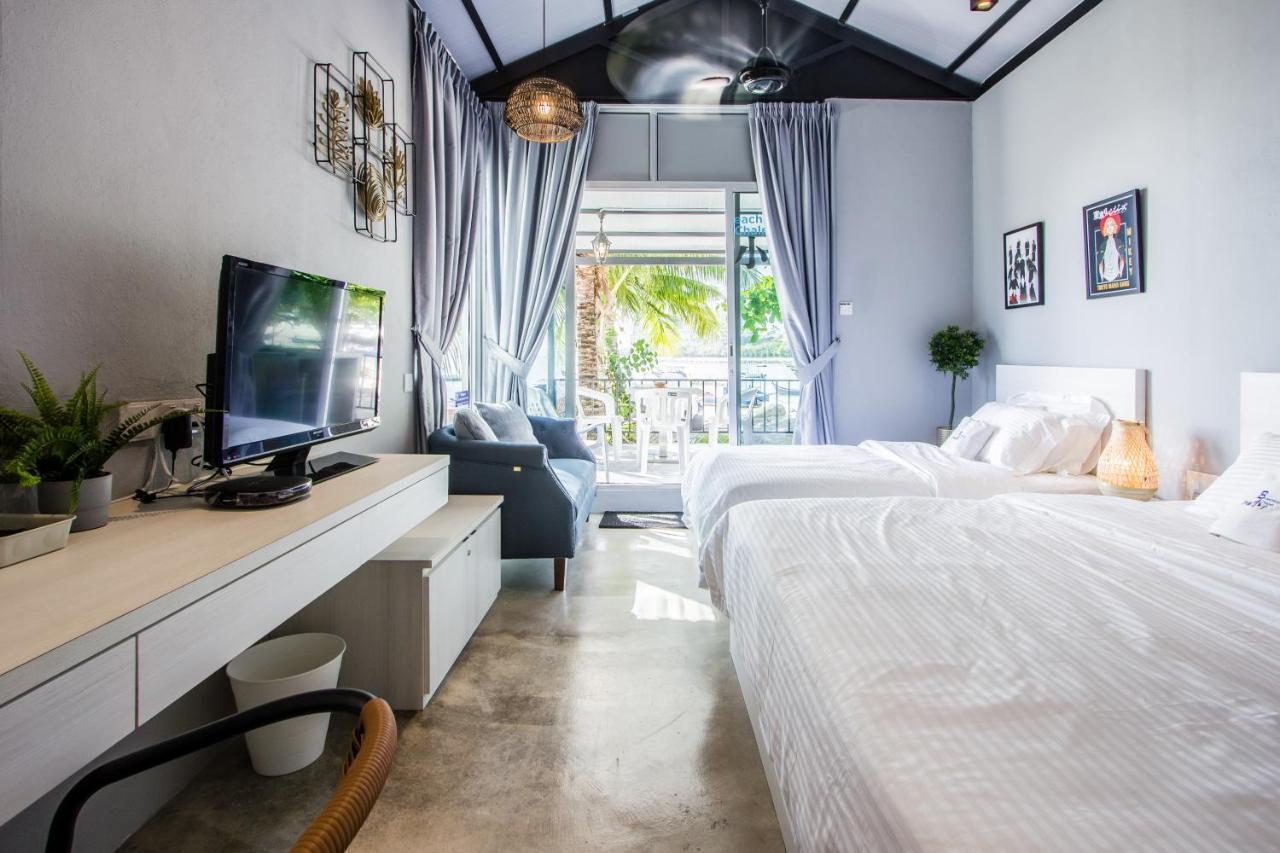 Beachboy Chalet By The Beach Bukit Lada ภายนอก รูปภาพ