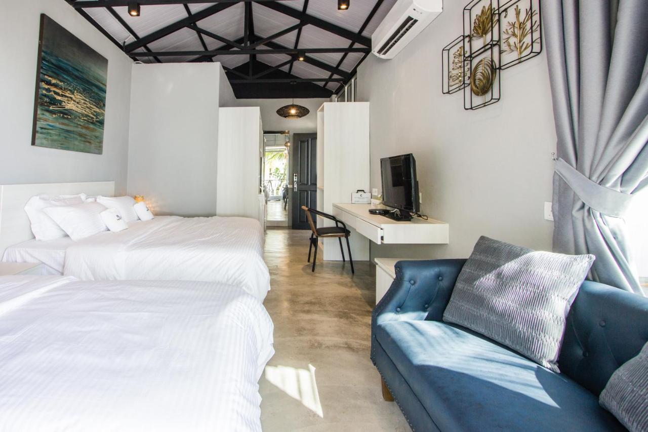 Beachboy Chalet By The Beach Bukit Lada ภายนอก รูปภาพ