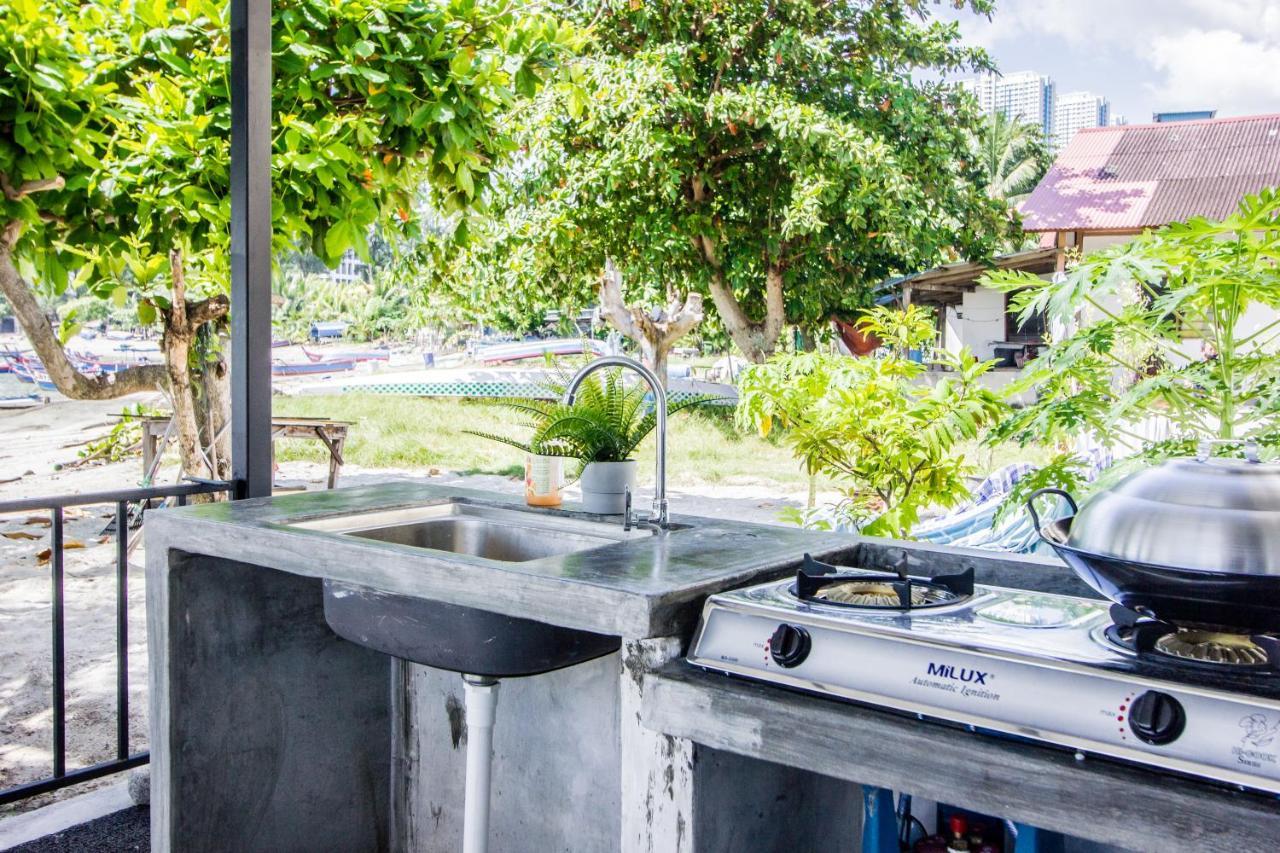 Beachboy Chalet By The Beach Bukit Lada ภายนอก รูปภาพ