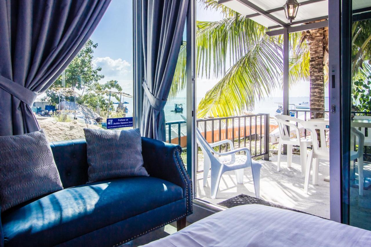 Beachboy Chalet By The Beach Bukit Lada ภายนอก รูปภาพ