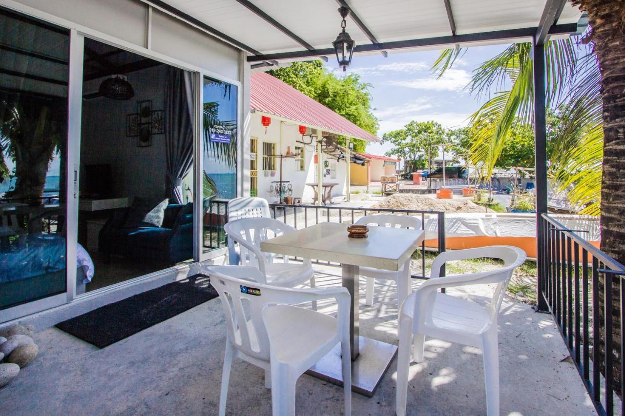 Beachboy Chalet By The Beach Bukit Lada ภายนอก รูปภาพ